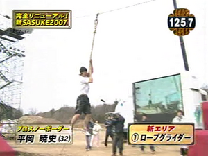 Hiraoka Akifumi attempting Rope Glider in SASUKE 18