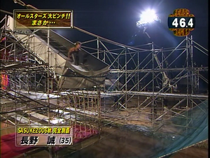 Nagano Makoto attempting Flying Chute in SASUKE 19