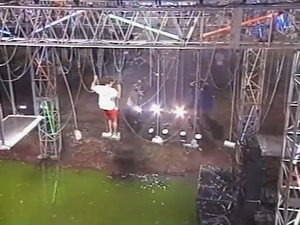 Tanaka Hikaru attempting Hang Move in SASUKE 2