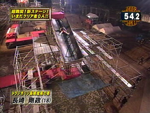 Nagasaki Takamasa attempting Flying Chute in SASUKE 18
