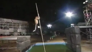 Yamada Katsumi attempting Pole Jump in SASUKE 3