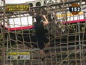 Okuyama Yoshiyuki attempting Rope Ladder in SASUKE 20, Close View