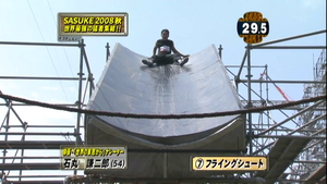 Ishimaru Kenjiro attempting Flying Chute in SASUKE 21