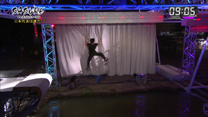 Morimoto Yusuke attempting Curtain Cling in SASUKE 29