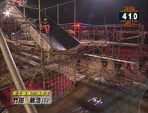 Takeda Toshihiro attempting Flying Chute in SASUKE 20