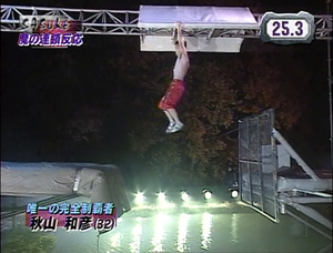 Akiyama Kazuhiko attempting Delta Bridge in SASUKE 16