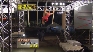 Takahashi Kenji attempting Floating Boards in SASUKE 25