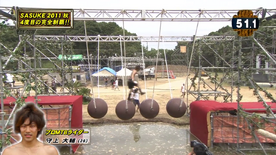 Morikami Daisuke attempting Spin Bridge in SASUKE 27