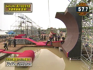 Brian Orosco attempting Half-Pipe Attack in SASUKE 20