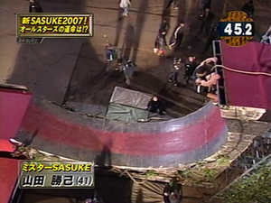 Yamada Katsumi attempting Great Wall in SASUKE 18, Close View