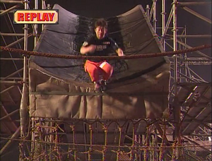 Takeda Toshihiro attempting Flying Chute in SASUKE 20, Front View