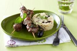 Recette-e16395-brochettes-d-agneau-marinees-au-basilic-semoule-aux-olives