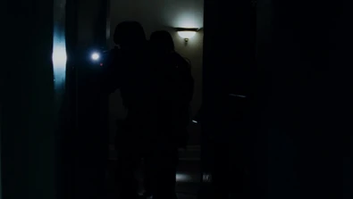 The SWAT team enters the apartment