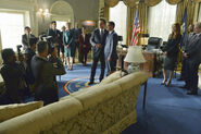 4x01 - Oval Office Group 02