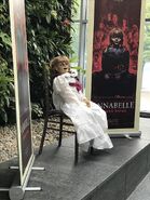 Annabelle vor einem Filmplakat