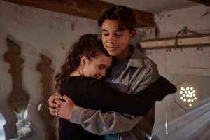 Io (Clara Jaschob, li.) und Leon (Dean-Ryan Kuhlig, re.) scheinen auf Wolke 7 zu schweben. Bild: © mdr/Saxonia Media/Adrian Groß