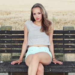 Julia Wiedemann  nackt