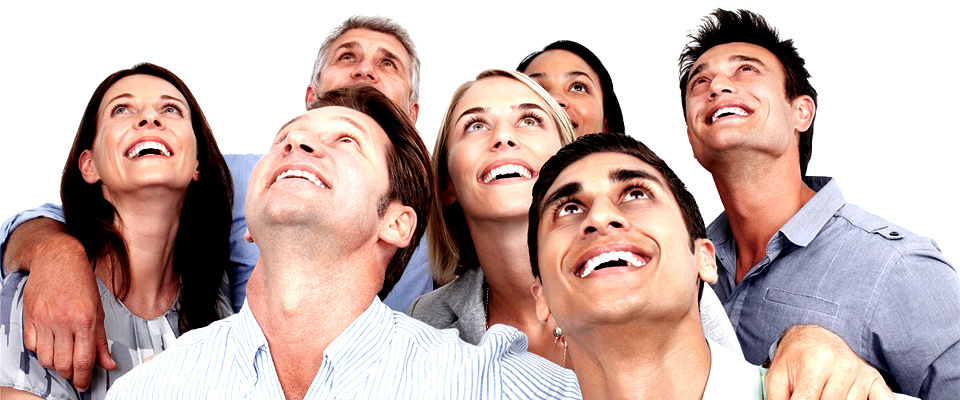 Народ смотрит вверх. Мужчина в профиль читает. Толпа удивленных людей. Передай наверх. Передай наверх.