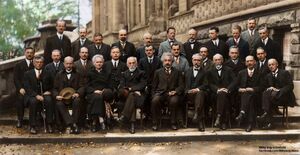 
 (1927)


First row:

    
    
    
   


Second row:

  
 
 
 
Bohr Niels

Third row:

  

  
  
 

