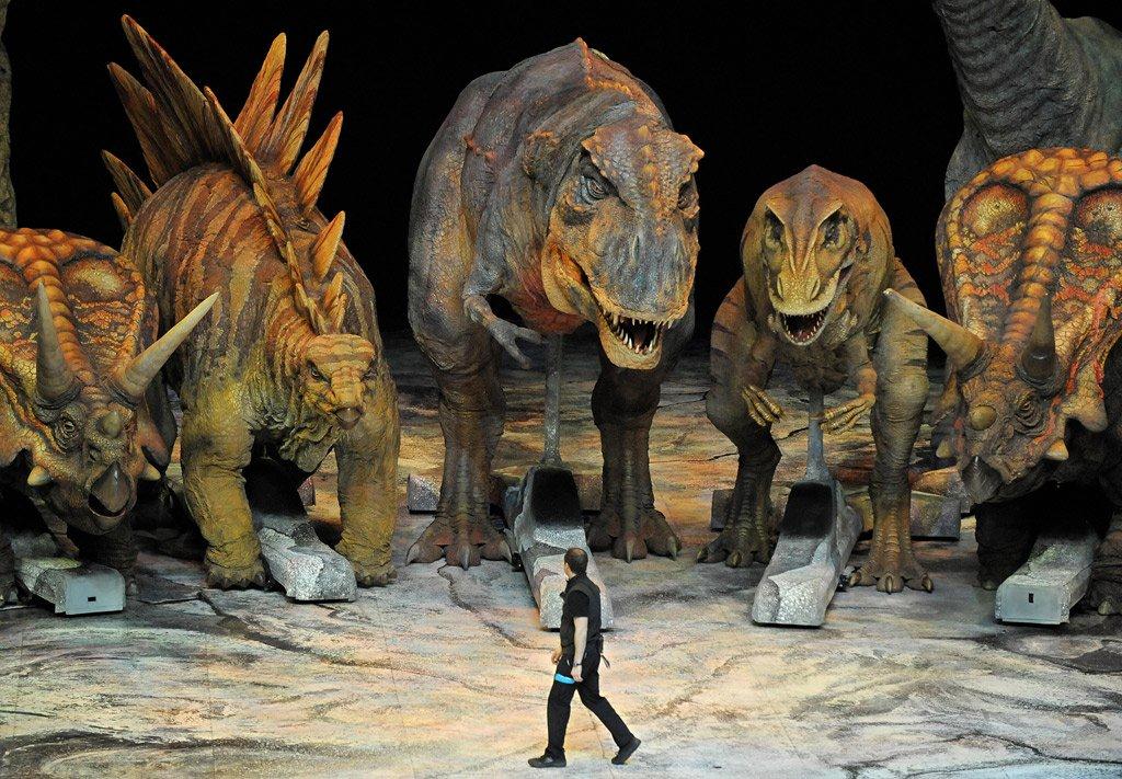 Прогулки с динозаврами в стране. Разумные динозавры. Пещера динозавров. Живые динозавры. Динозавры остались на земле.