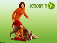 Materiał promocyjny – Linda Cardellini (Velma) z komputerowym Scoobym