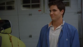 Fred Jones (Robbie Amell)