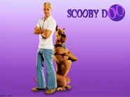 Materiał promocyjny – Freddie Prinze Jr. (Fred) z komputerowym Scoobym