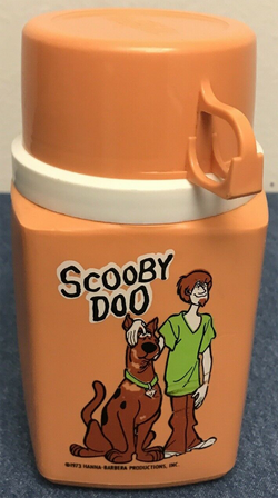 https://static.wikia.nocookie.net/scoobydoo/images/5/59/Thermos_-_1973_Scooby_Doo_-_Tin_Lunch_Box_-_09.png/revision/latest/scale-to-width-down/250?cb=20220712030725