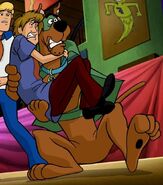 Bozont és Scooby kedvenc képregényhősüknek öltözve a Kék Sólyom maszkjában.