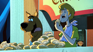 Kudłatu i Scooby jedzą w filmie FC
