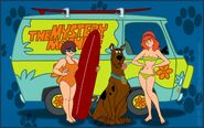 Scooby és a lányok a Csodajárgány mellett.