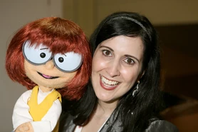 Stephanie D'Abruzzo z kukiełką Velmy