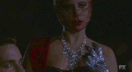 Elizabeth e  vanno a caccia di nuove prede.