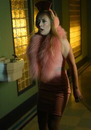 Billie Lourd's Scream Queens Look Was an Homage to Mom Carrie Fisher