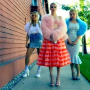 2x05 BTS The Chanels.jpg (154 KB)