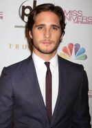 Diego-boneta-2012-miss-universe-pageant-02