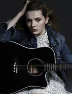 Photoshoot-abigail-breslin-29173633-430-560