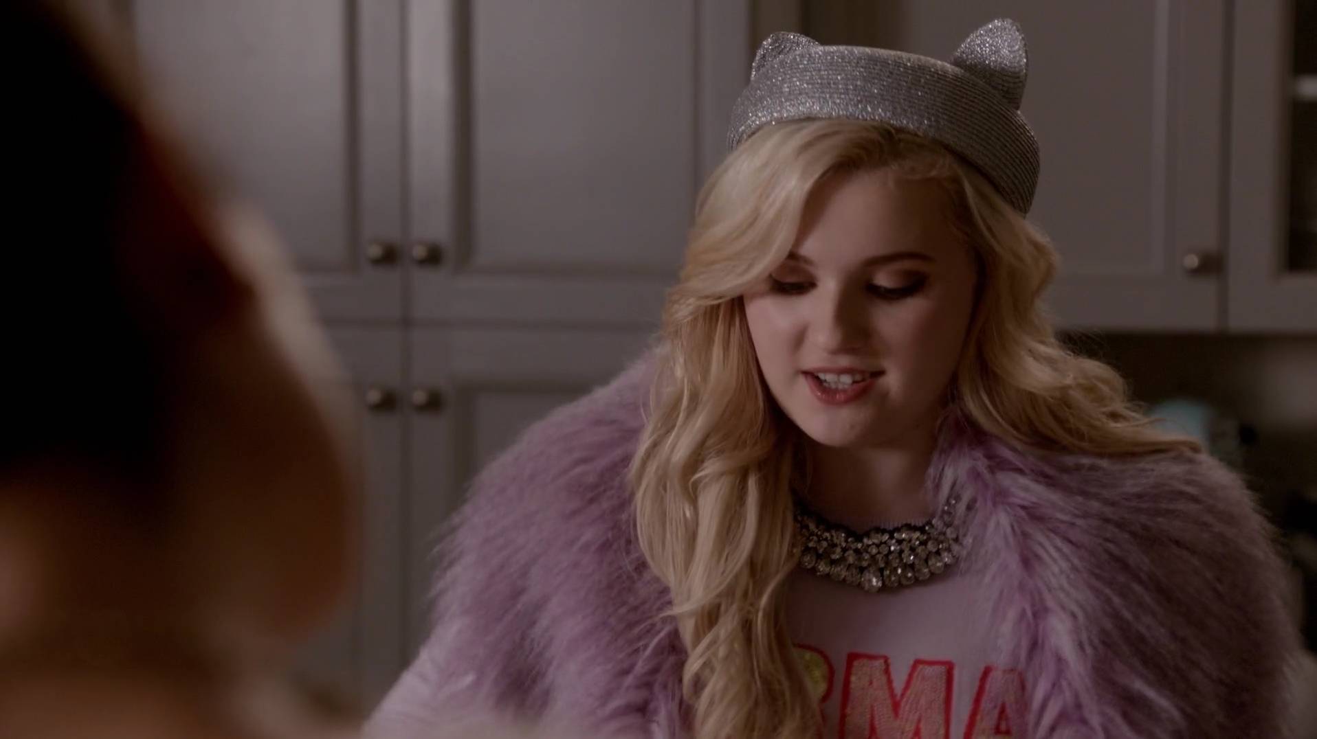 WornOnTV Chanel 5s beaded pearl choker on Scream Queens  Abigail Breslin   Clothes and Wardrobe from TV
