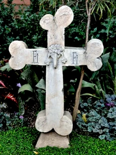 Fi Fi by Daveland.png (707 KB) Fifi's tombstone in The Haunted Mansion. (Picture by Davelandweb.com)
