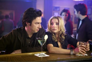 J.D. sitzt mit einem Appletini neben Elliot, die ein Bier trinkt, an der Bar