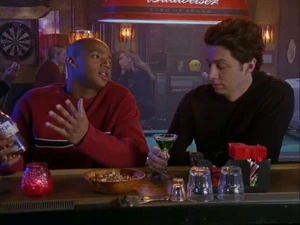 J.D. trinkt einen Appletini, während er mit Turk in einer Bar sitzt. (Mein Größenwahn)