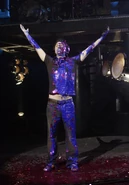 ... haut er ab und landet er in der Show der Blue Man Group, doch...