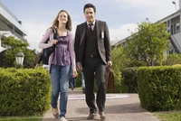 Lucy und J.D. laufen durch den Park