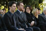 Die Familie bei der Beerdigung..