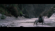 Arwen et cavaliers noirs sur le Mitheithel