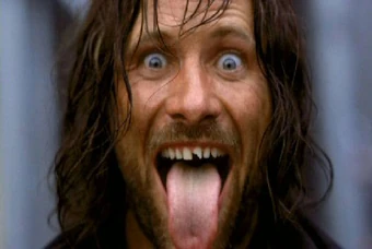 Viggo montrant sa dent cassée