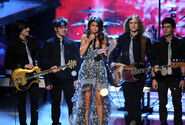 Selena+Gomez+2011+People+Choice+Awards+Show+-4yLWCsZQsxl