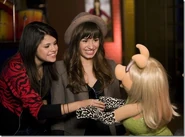 Demi & Selena with Miss Piggy.jpeg (50 KB)