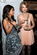 People's choice awards 2011 taylor and selena on the backstage 4