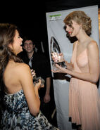 People's choice awards 2011 taylor and selena on the backstage 5